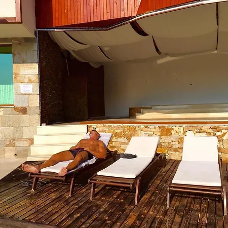 Apartahotel Forest Glade-апартаменти и за гости 3*