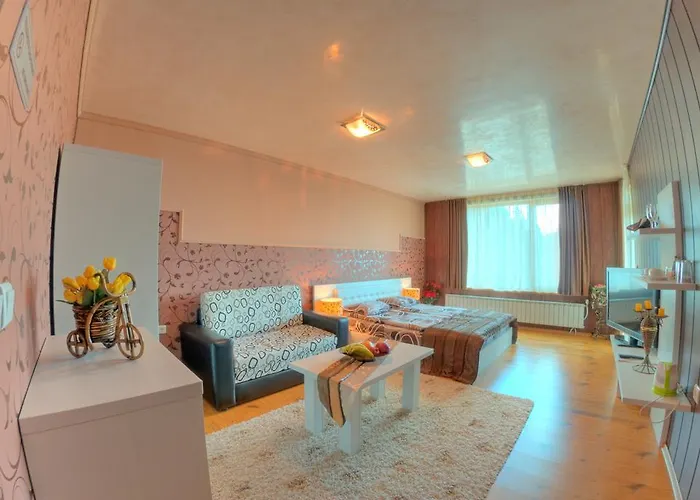 アパートホテル Forest Glade-апартаменти и за гости パンポロボ